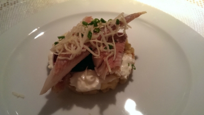 Forelle, geräuchert, auf karamelisierten Äpfeln