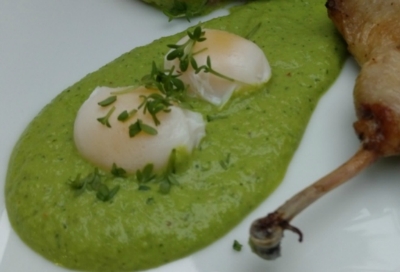 Frühlings-Kräuterschaum mit pochiertem Wachtelei