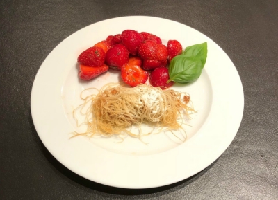 Kantaifi (Teigfäden) mit Gewürzerdbeeren