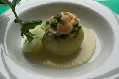 Kohlrabi gefüllt mit jungem Gemüse und Garnelen