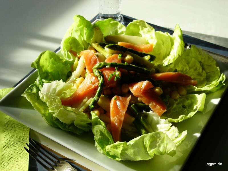 Lachs, mariniert auf Salatherzen