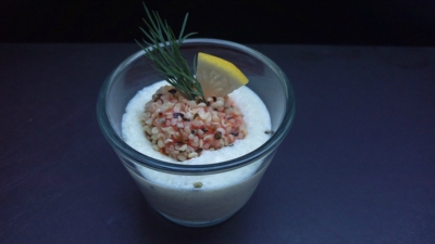 Lachsbällchen auf Gurkenschaum