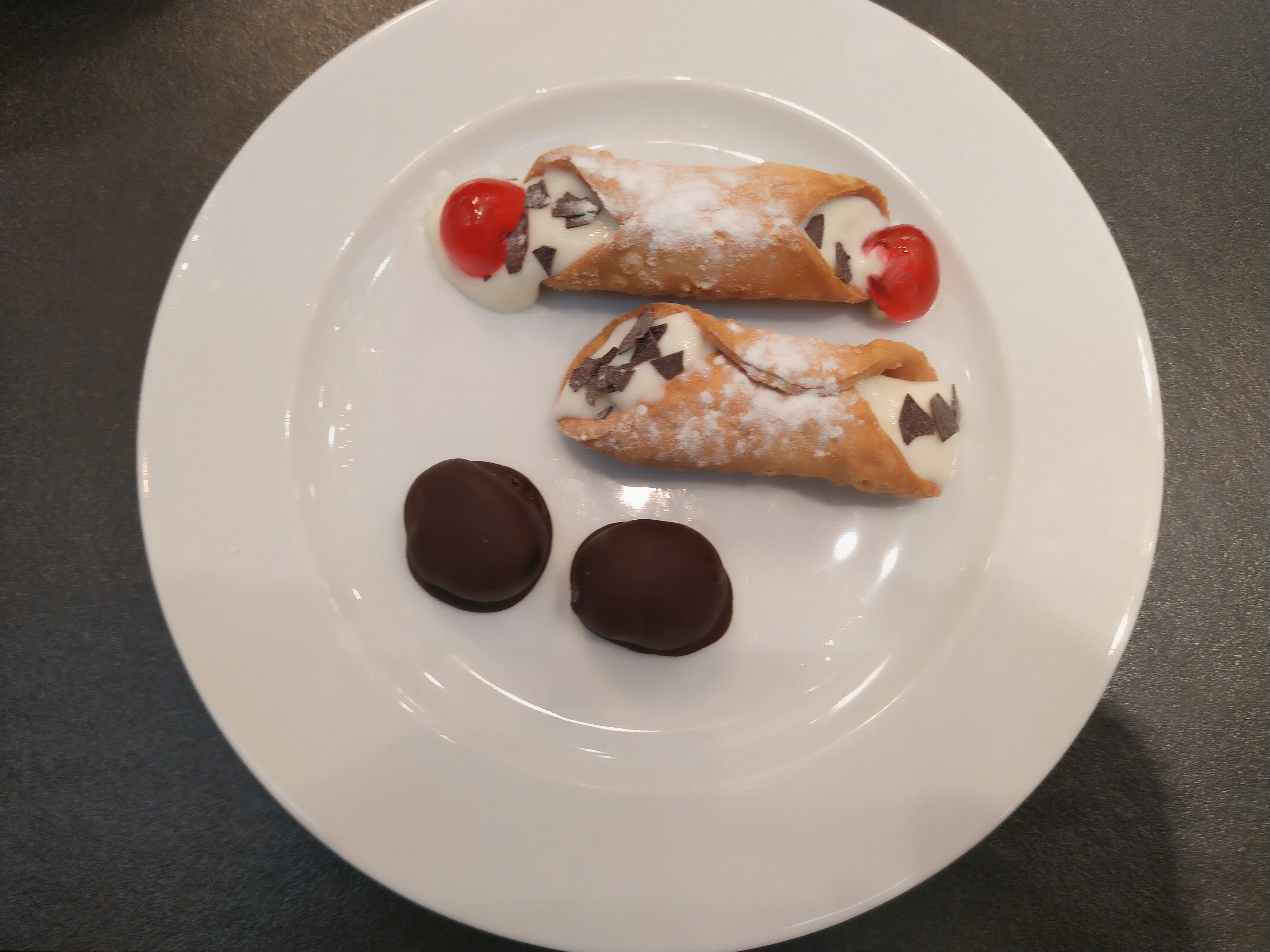 Limoncello Canoli mit Sanddorn Sauce