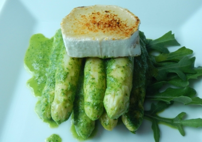 Spargel, mariniert, mit Ziegenkäse