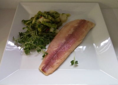 Spargelsalat mit Räucherforelle